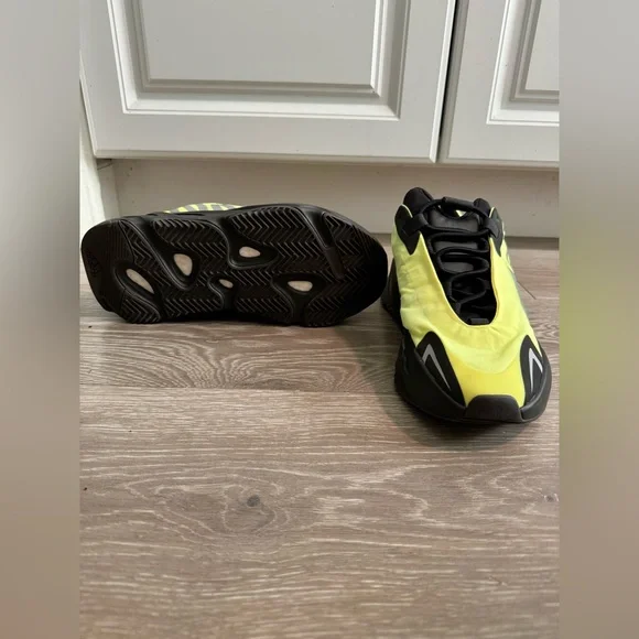 Yeezy Boost 700 MNVN
'Phosphor' Men’s Size 8/ Women’s Size 9 - Picture 4 of 11